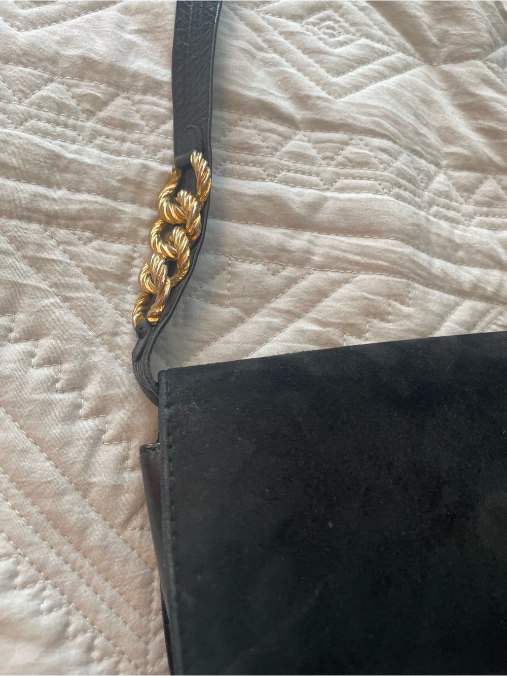 Elegant Black Suede Shoulder Bag with Gold Chain Accents - Picture 3 of 11